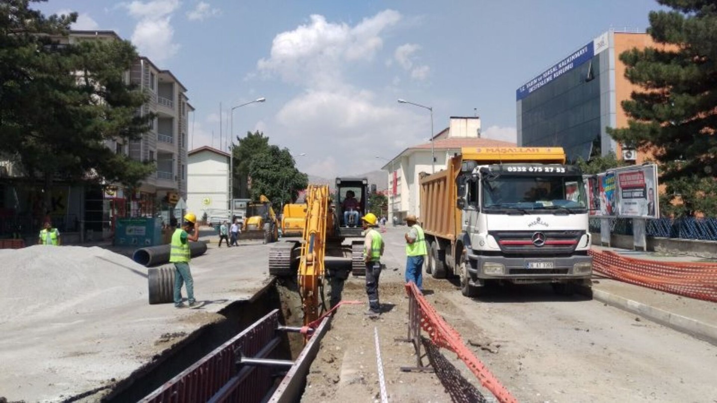 13 Şubat Caddesinde Kanalizasyon Hattı Yenileme Çalışmaları Devam Ediyor