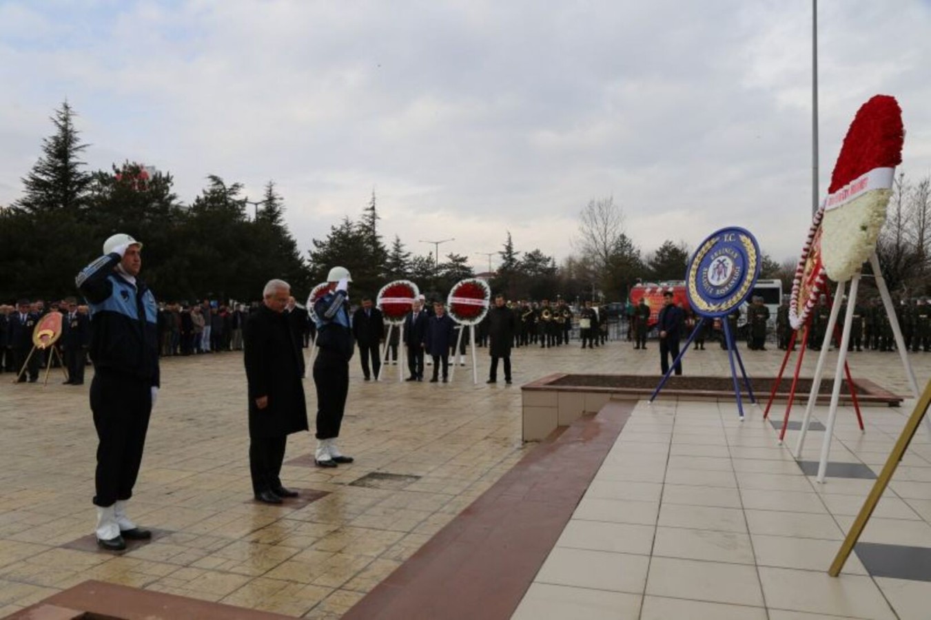 13 ŞUBAT KUTLAMALARI ATATÜRK ANITINA ÇELENK SUNULMASIYLA SON BULDU
