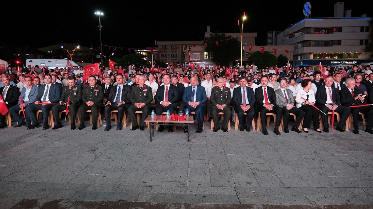 15 Temmuz Demokrasi ve Milli Birlik Günü dolayısıyla Dörtyol Cumhuriyet Meydanı'nda program düzenlendi.