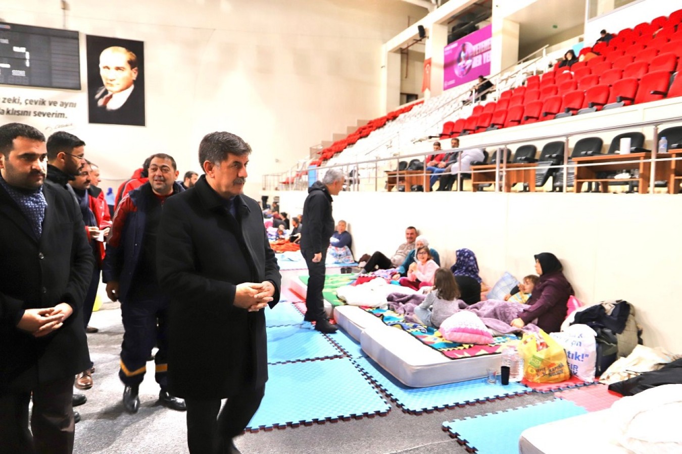 Belediye Başkanımız Sayın Bekir Aksun, Merkez Kapalı Spor Salonunda kalan vatandaşlarımızı ziyaret etti