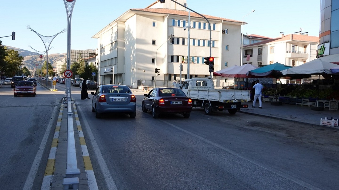 13 Şubat Caddesi üzerinde bulunan kavşakta sinyalizasyon sistemi kuruldu.