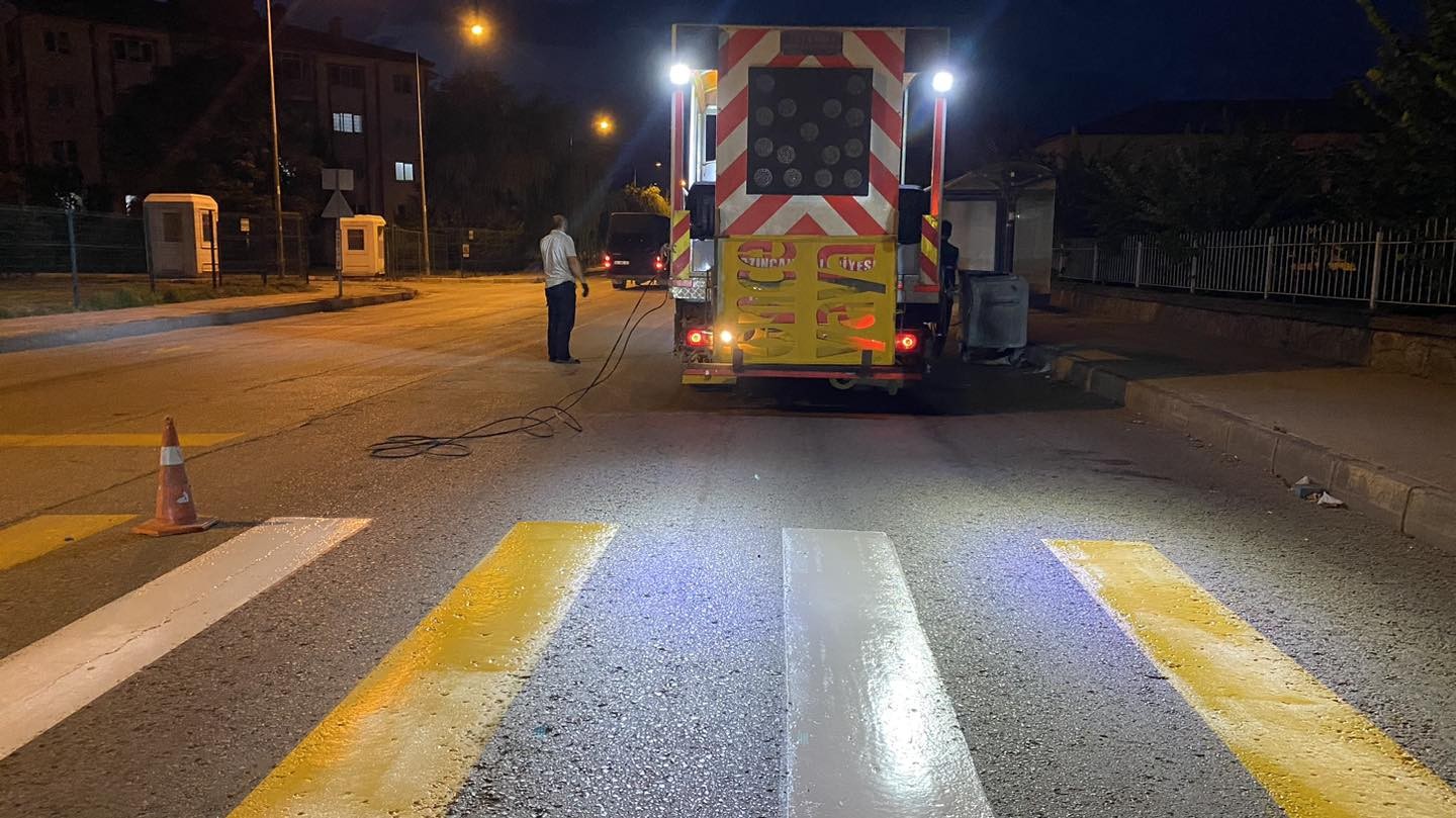 Yaya çizgileri boyanarak yenileniyor.