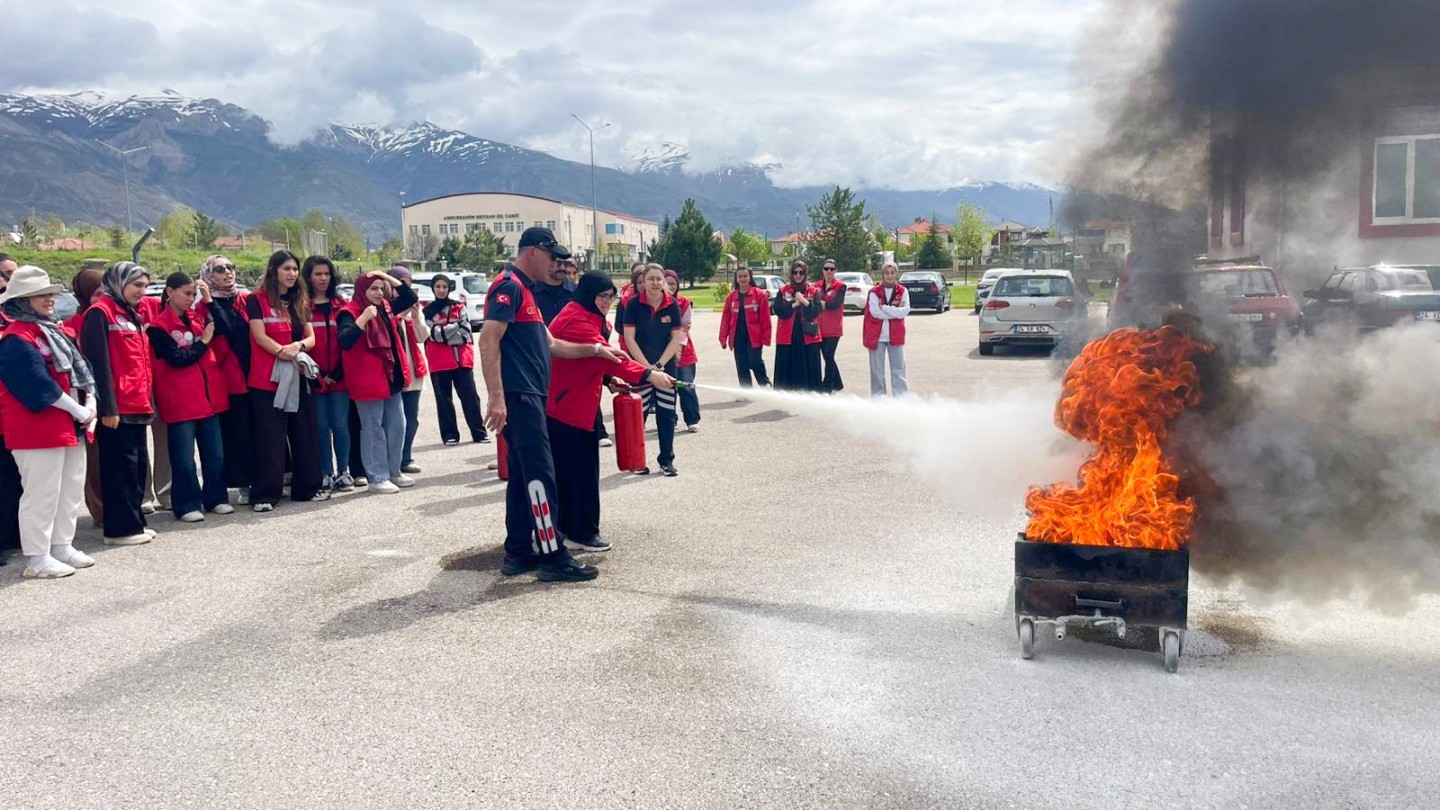 Toplumda yangın farkındalığının artırılmasına yönelik eğitim ve bilgilendirme çalışmalarına devam ediyor.