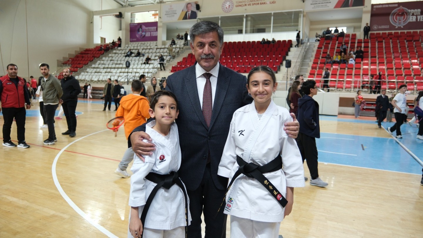 Belediye Başkanımız Bekir Aksun, 19 Mayıs Coşkusunu Gençlerle Birlikte Yaşadı.