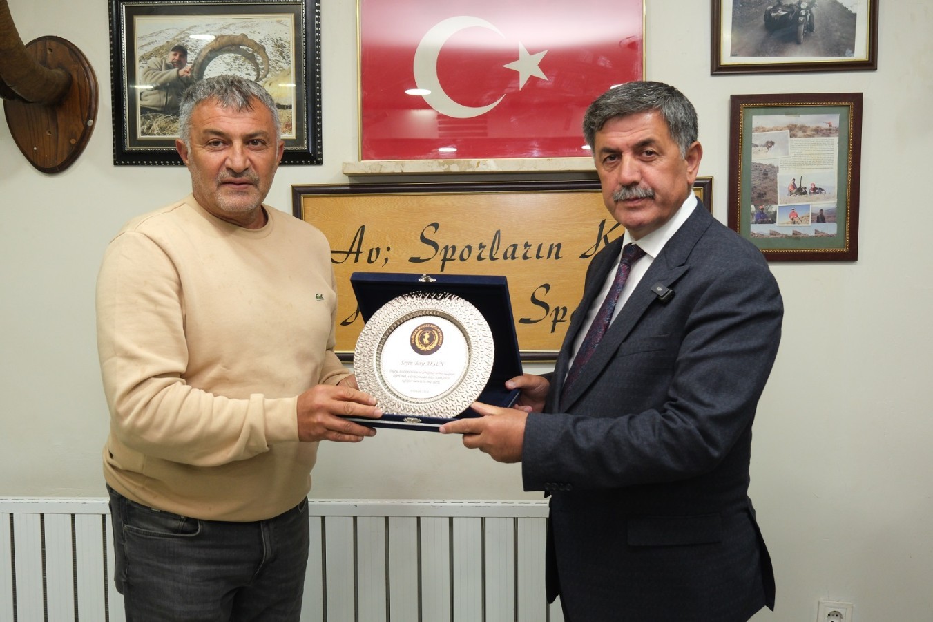 Belediye Başkanımız Bekir Aksun, Erzincan Merkez Avcılar Derneği’ni ziyaret etti.