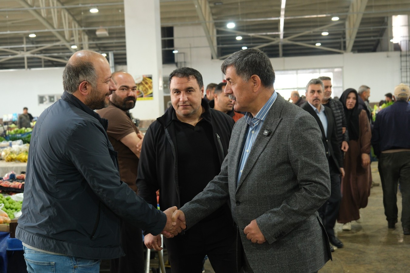 Belediye Başkanımız Bekir Aksun, Cumartesi Pazarı’nda, esnaflarımız ve kıymetli hemşehrilerimizle bir araya geldi.