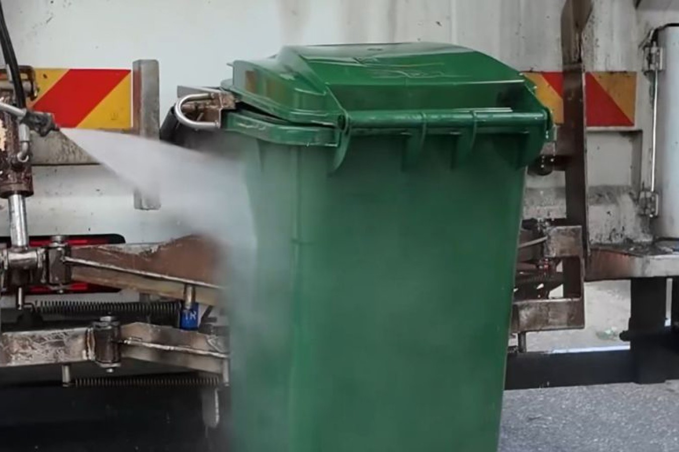 Çöp konteynerleri düzenli aralıklarla özel yıkama aracıyla yıkanarak dezenfekte ediliyor
