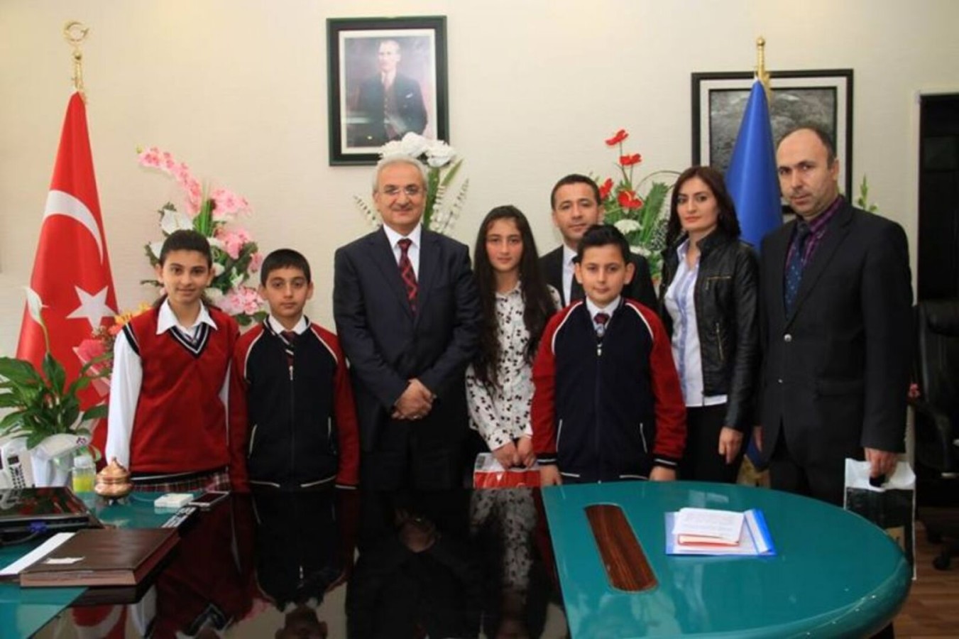 23 NİSAN\'DA BAŞKAN BAŞSOY\'A ÇOCUKLARDAN ZİYARET.
