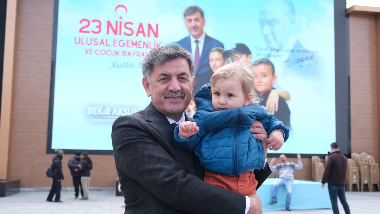 23 Nisan Ulusal Egemenlik ve Çocuk Bayramı’nın 106. yıl dönümünde Bayrak Yürüyüşü töreni gerçekleştirildi
