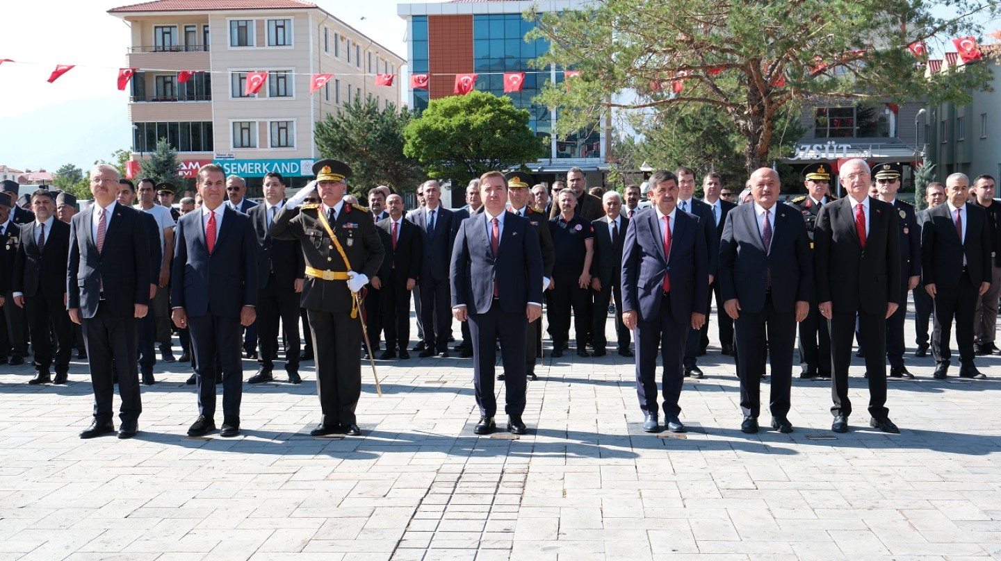 30 Ağustos Zafer Bayramı’nın 102. Yılında Erzincan’da Atatürk Anıtına Çelenkler sunuldu.