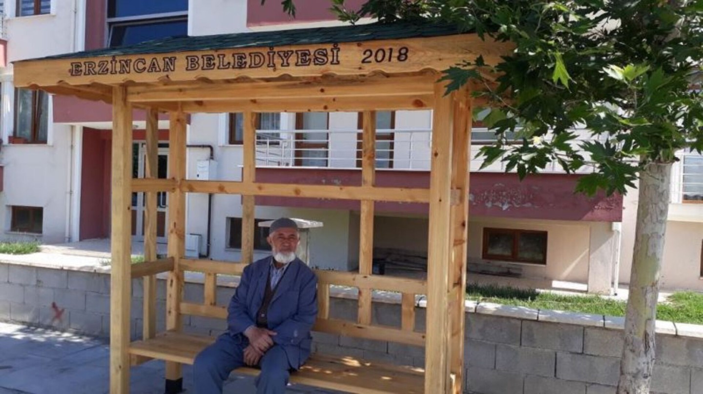 Ahşap Otobüs Durakları Yenileniyor