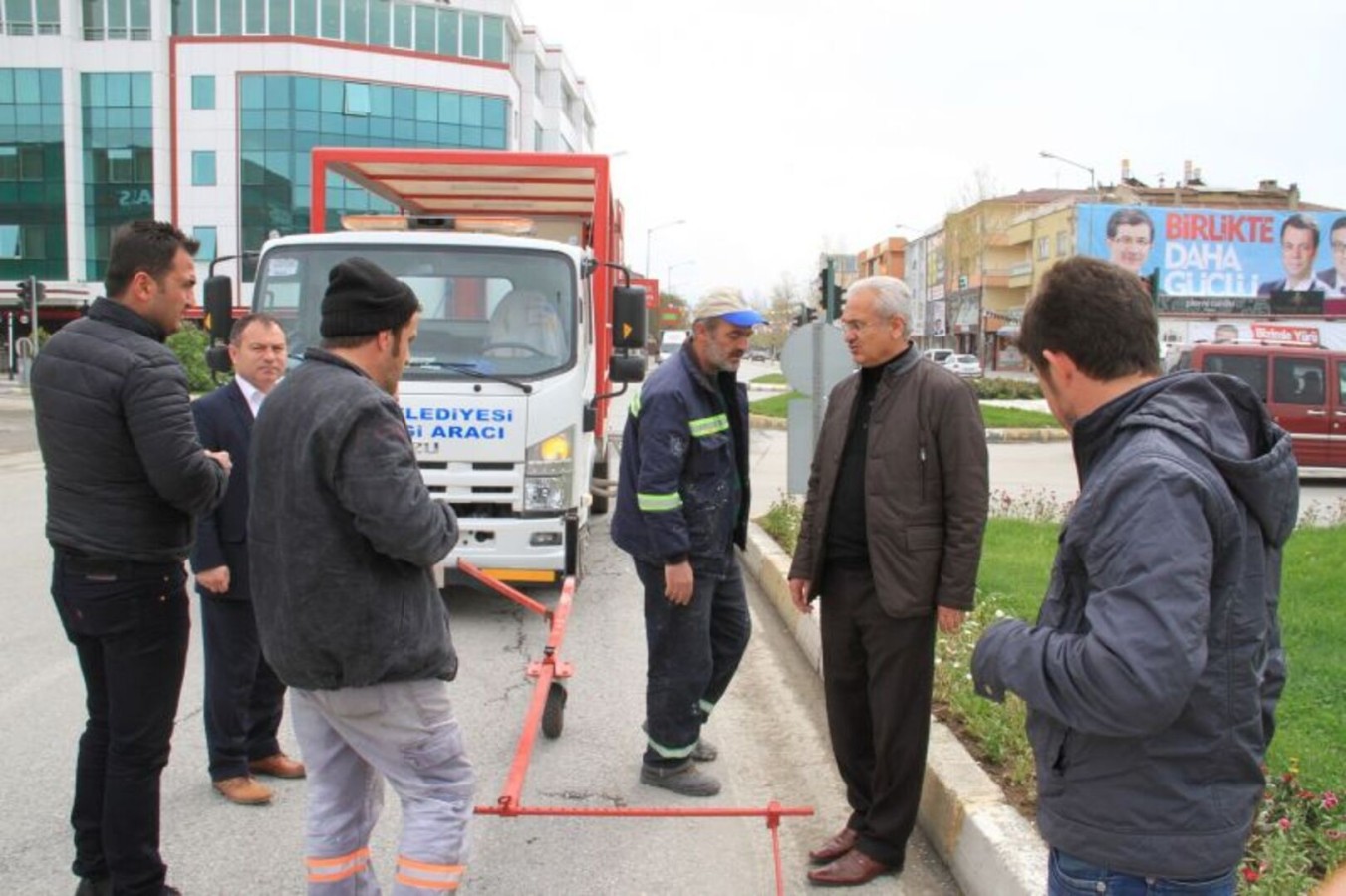 ASFALT ÇALIŞMASI TAMAMLANAN CADDE VE SOKAKLARDA ÇİZGİ ÇALIŞMASI YÜRÜTÜYORUZ