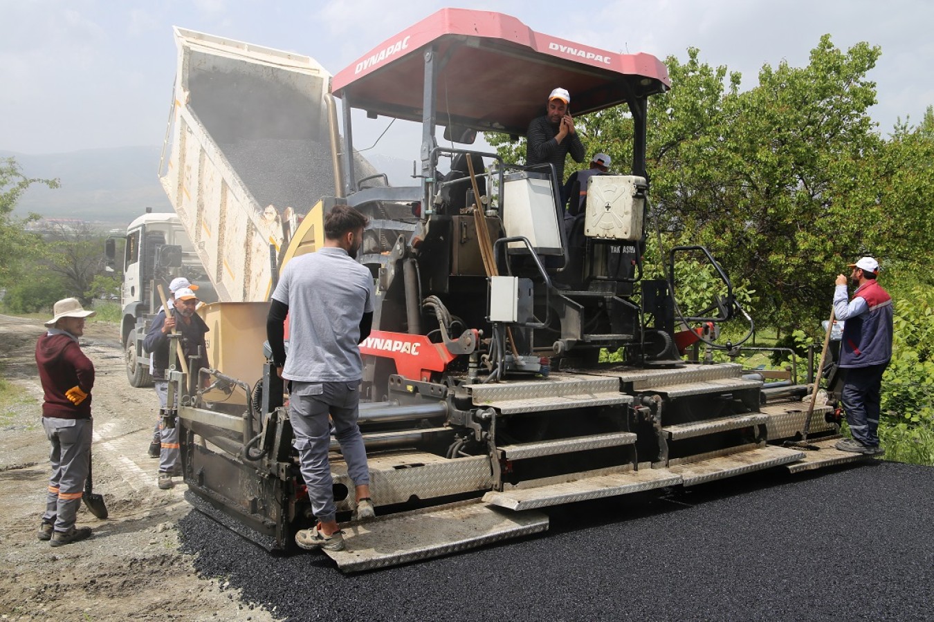 Asfalt serim çalışmalarına Yalnızbağ Yerleşkesinde devam ediyoruz