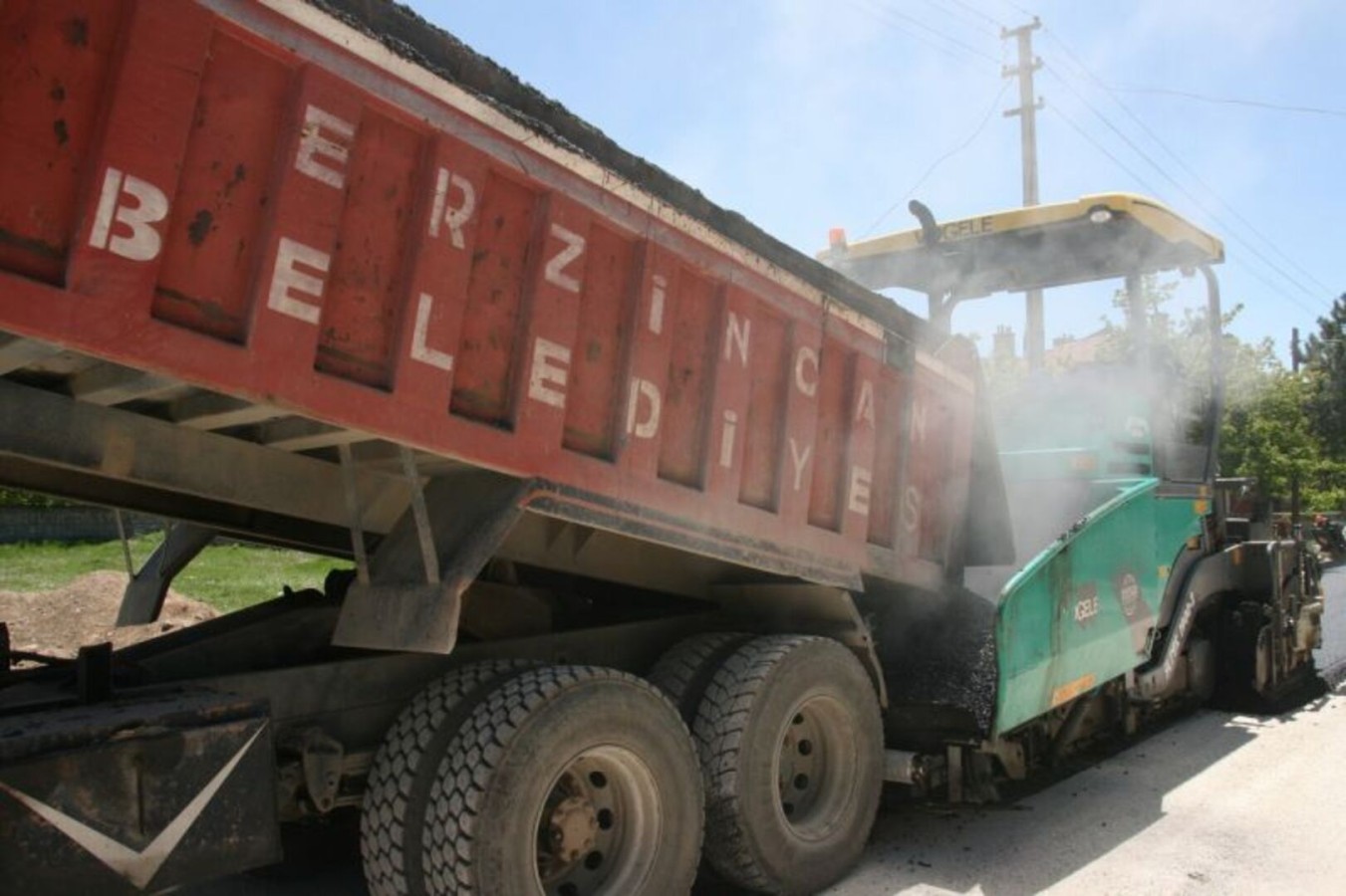 ASFALT ve KALDIRIM YENİLEME ÇALIŞMALARI DEVAM EDİYOR