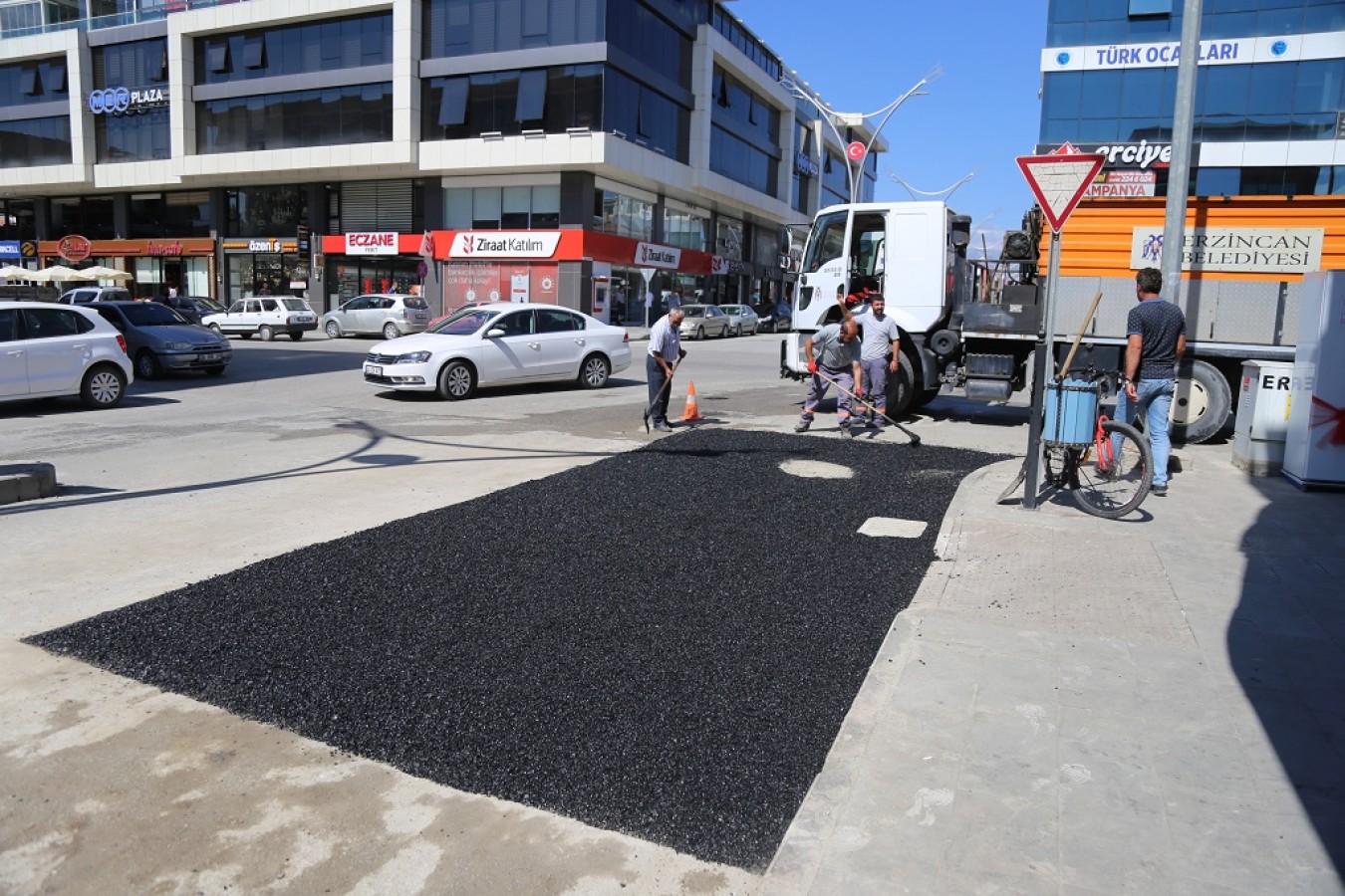 Asfalt yama çalışmalarımız aralıksız sürüyor