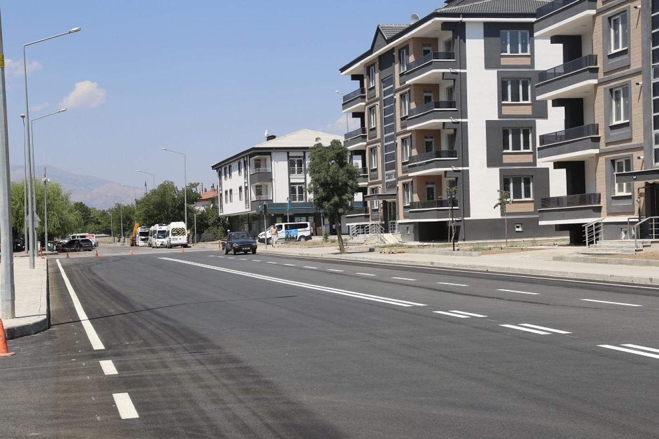Asfaltlanan yollara yol şerit çizgileri çizildi