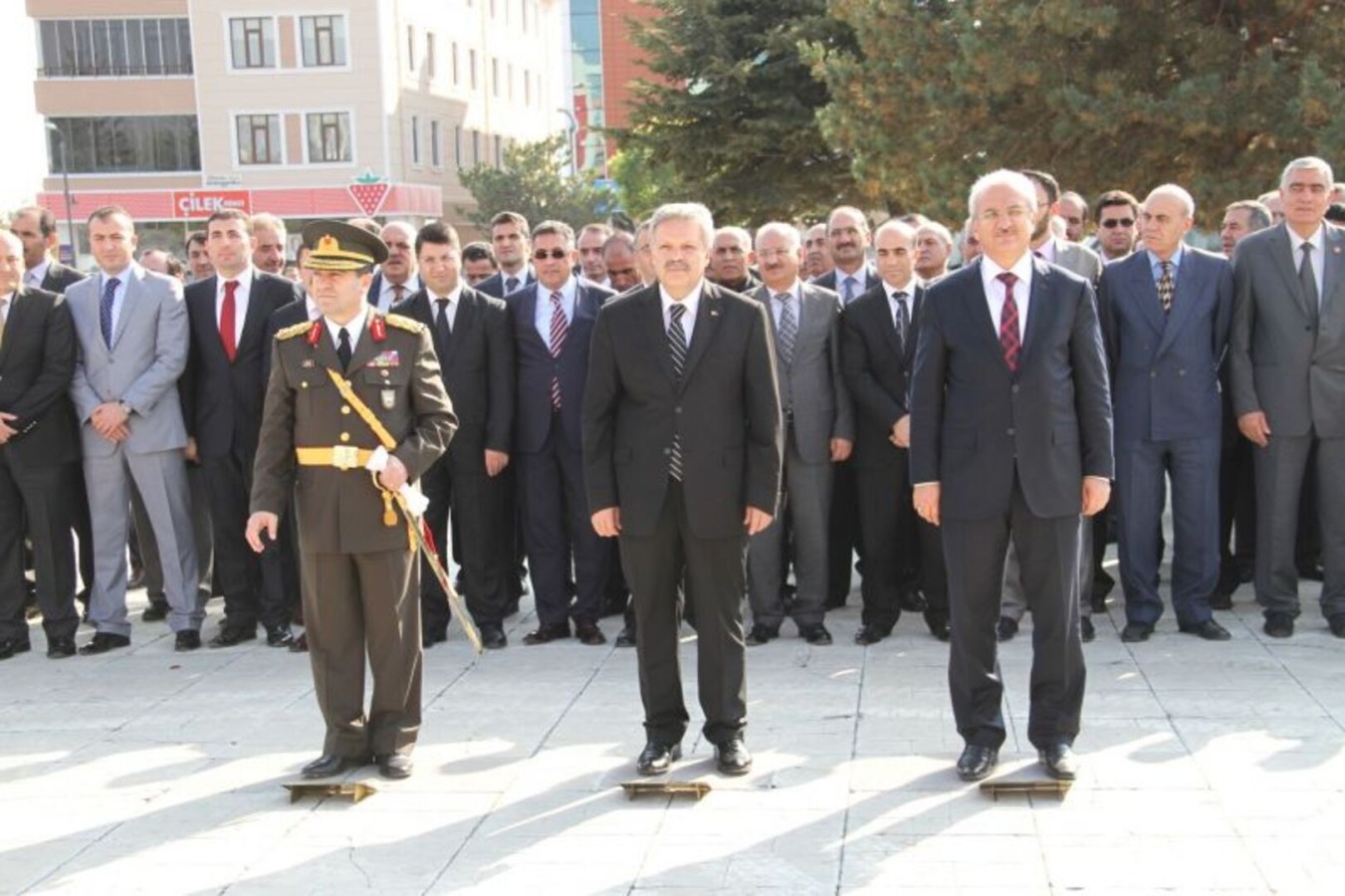 ATATÜRK ANITINA ÇELENK SUNULDU