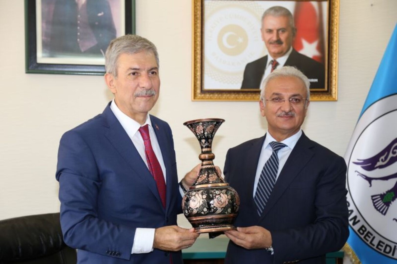 BAKAN DEMİRCANDAN ERZİNCAN BELEDİYESİNE ZİYARET