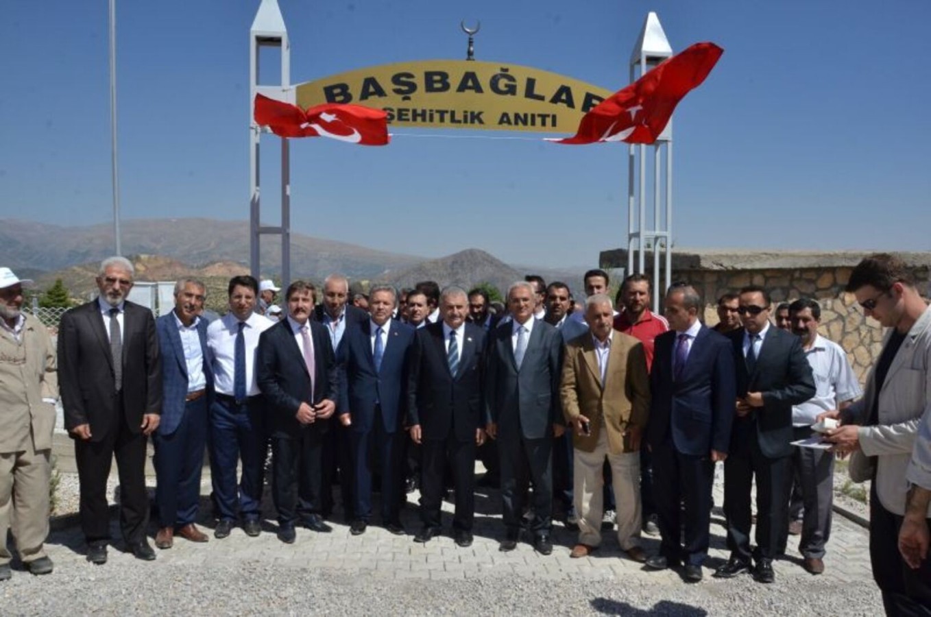 BAŞBAĞLAR’DA ŞEHİT EDİLEN HEMŞEHRİLERİMİZ TÖRENLE ANILDI.