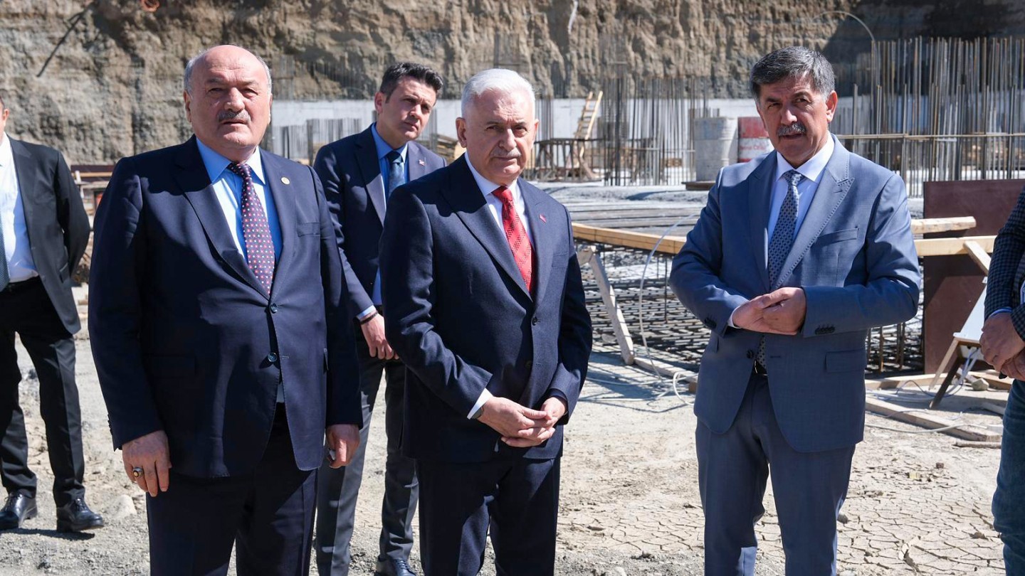 Başbakanımız Sayın Binali Yıldırım, Merkez Çarşısı’nda devam eden inşaat çalışmalarını yerinde inceledi.