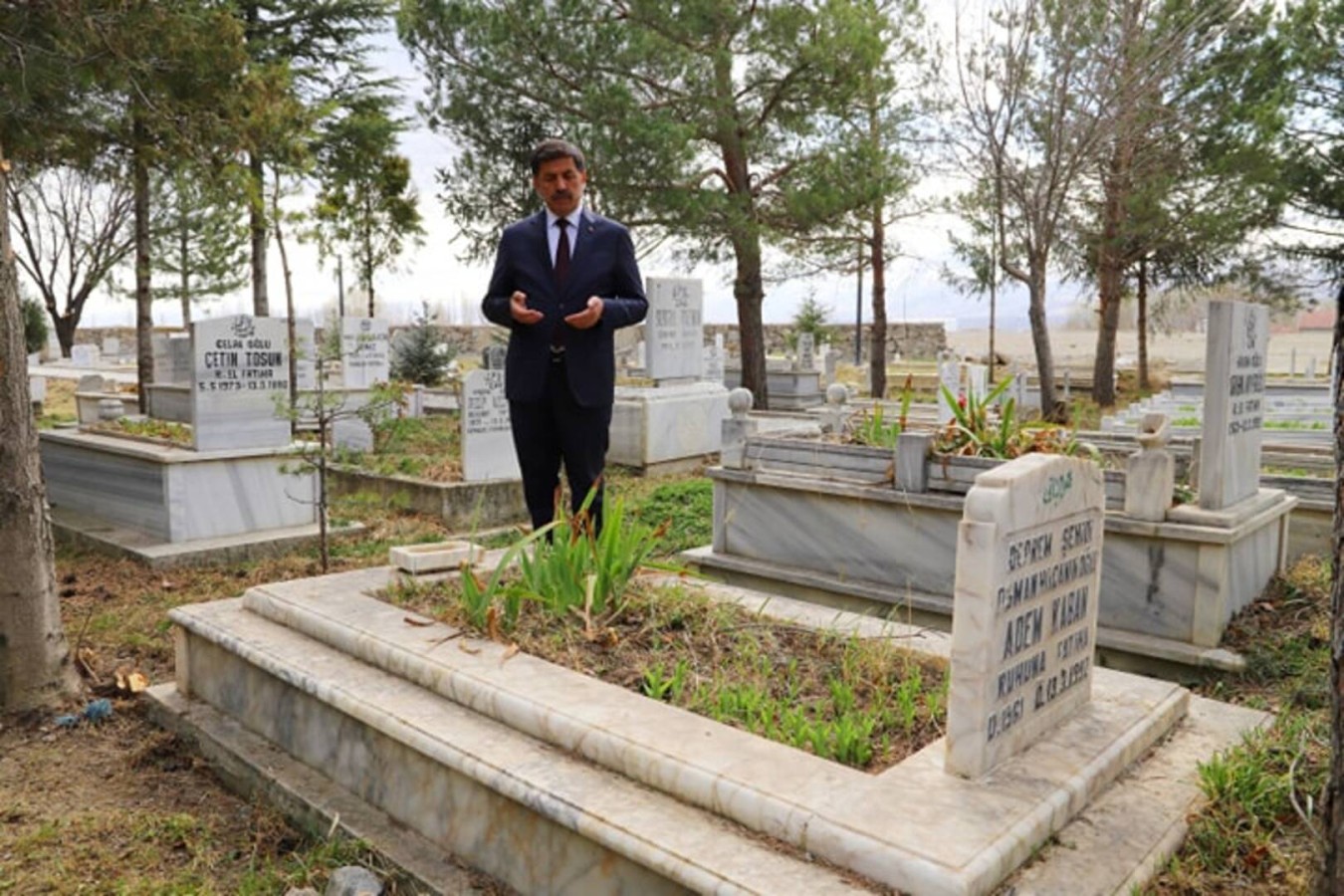 Başkan Aksun Deprem Şehitliğini Ziyaret Etti