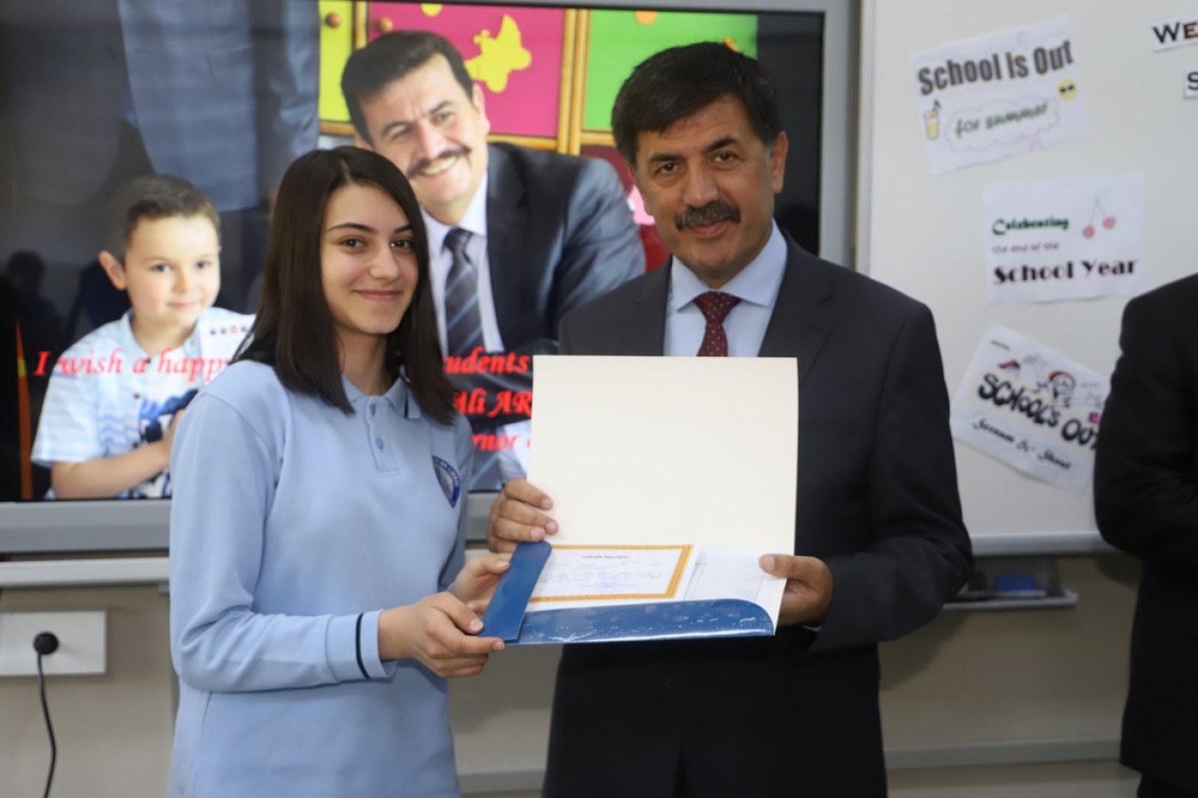 Başkan Aksun Öğrencilerin Karne Sevincini Paylaştı