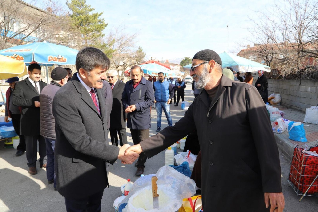 Başkan Aksun Salı Pazarı Esnafını Ziyaret Etti