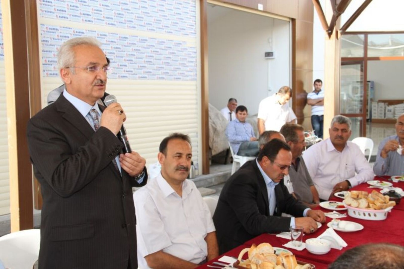 BAŞKAN BAŞSOY BUĞDAY MEYDANI ESNAFI İLE BİRARAYA GELDİ