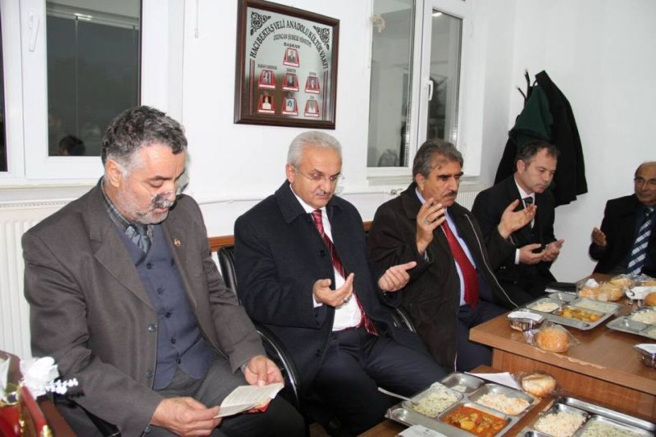 Başkan Başsoy Cem Evinde Lokma Dağıttı