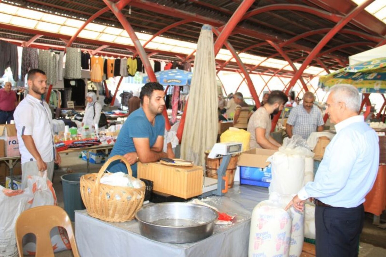 BAŞKAN BAŞSOY CUMARTESİ PAZARINI ZİYARET ETTİ