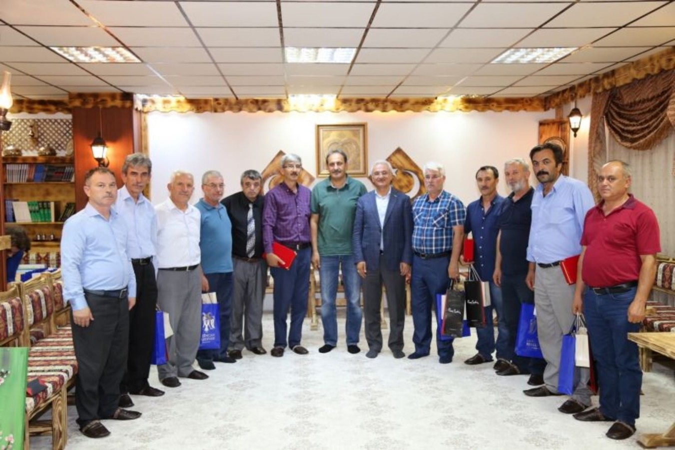 Başkan Başsoy Emekli Olan Belediye Personelimize Plaket Verdi