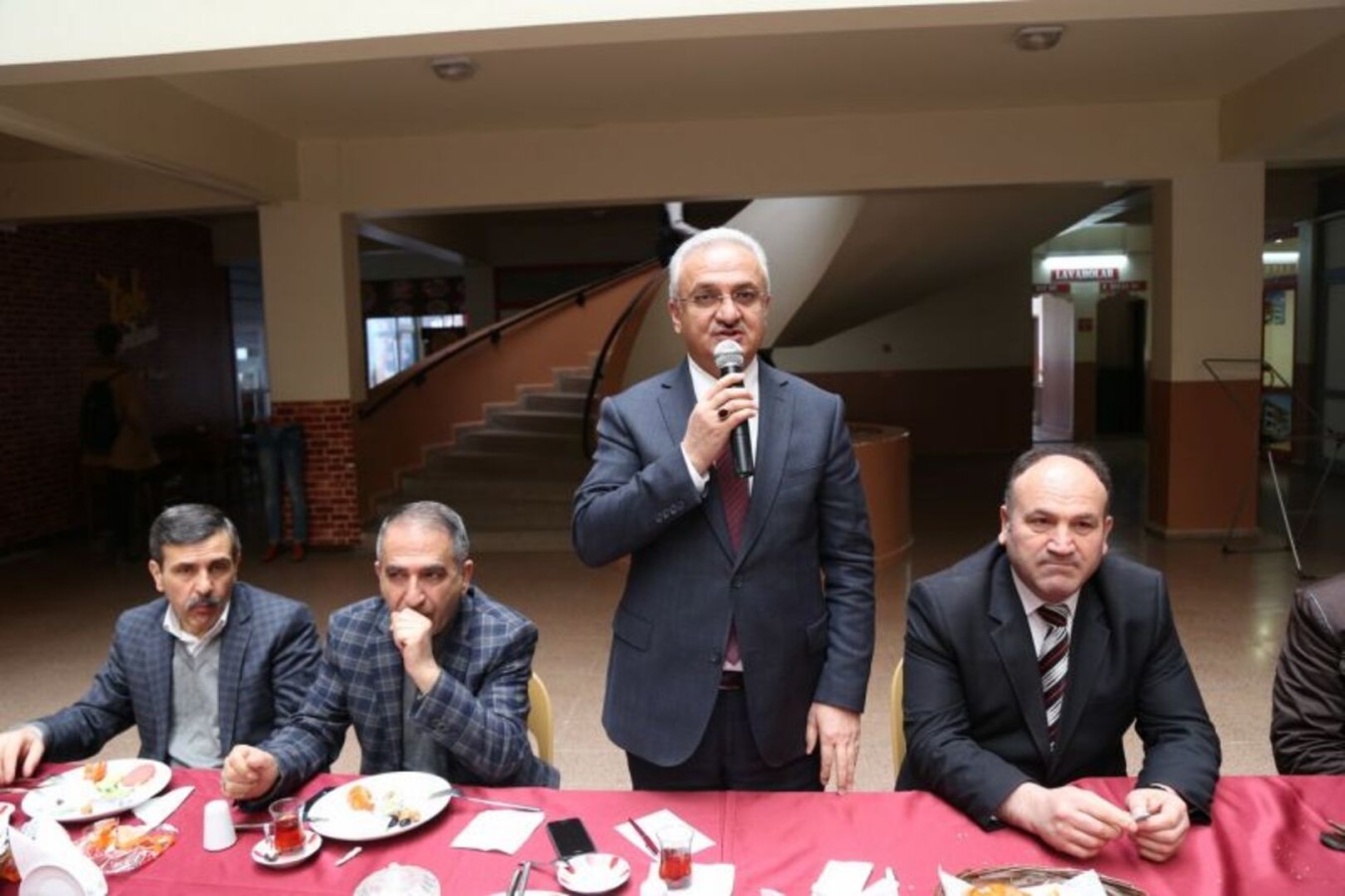 BAŞKAN BAŞSOY GÜNE UZUN ÇARŞI ESNAFI İLE BAŞLADI