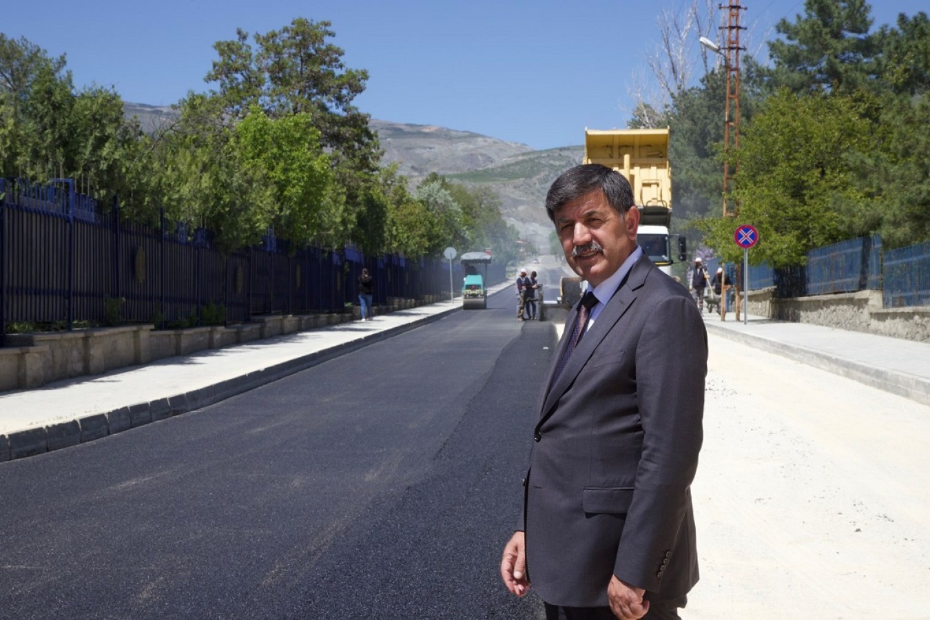 Başkan Bekir Aksun Kurutilek yolundaki Asfalt serim çalışmasını yerinde inceledi.