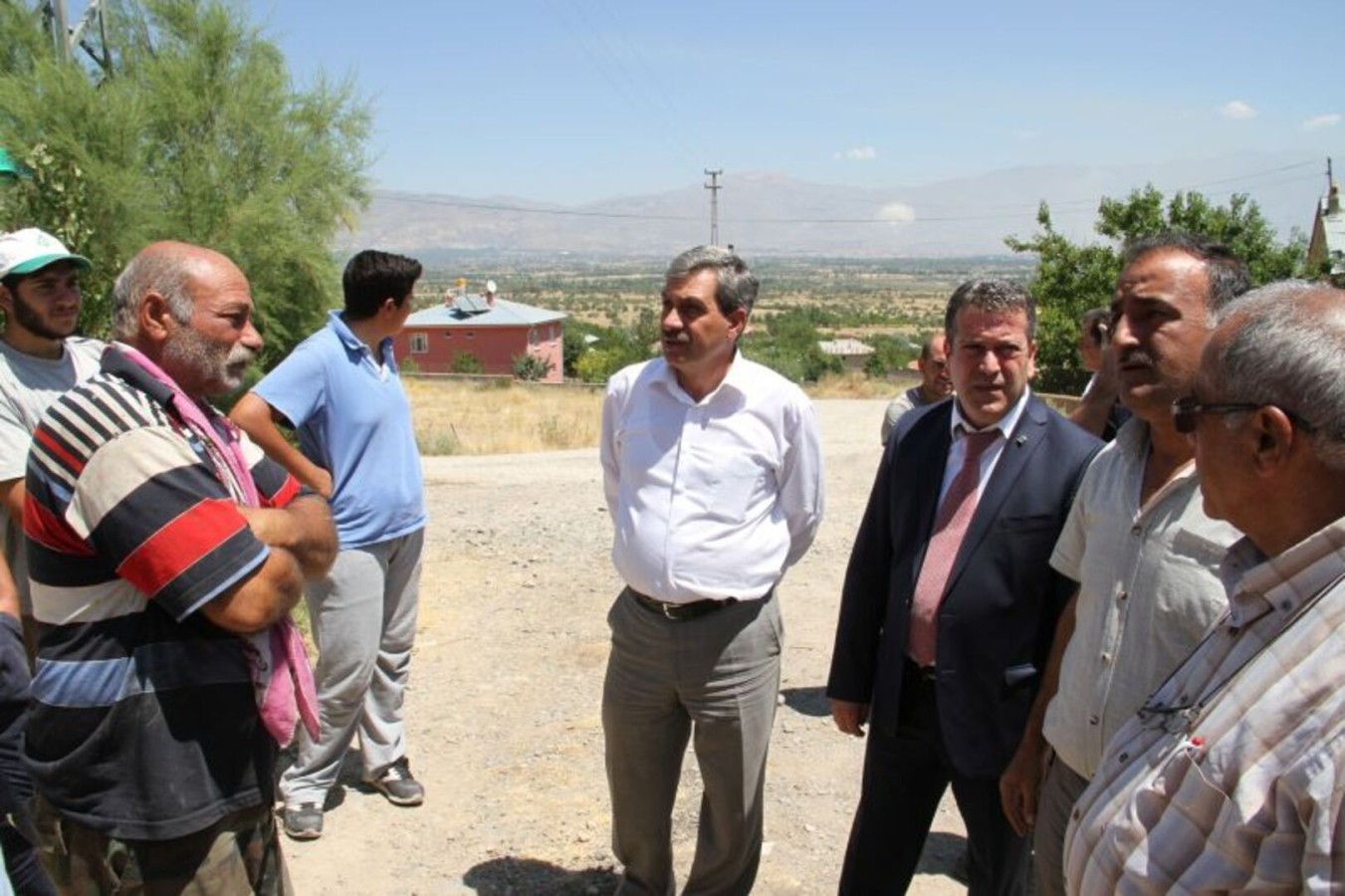 Başkan Vekili Önlerden Yangında Evi Zarar Gören Vatandaşa Ziyaret