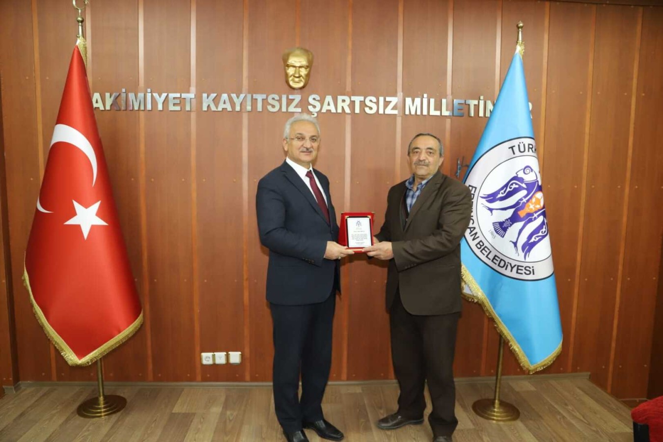 Başsoy’dan Belediye Meclis Üyelerine Plaket   