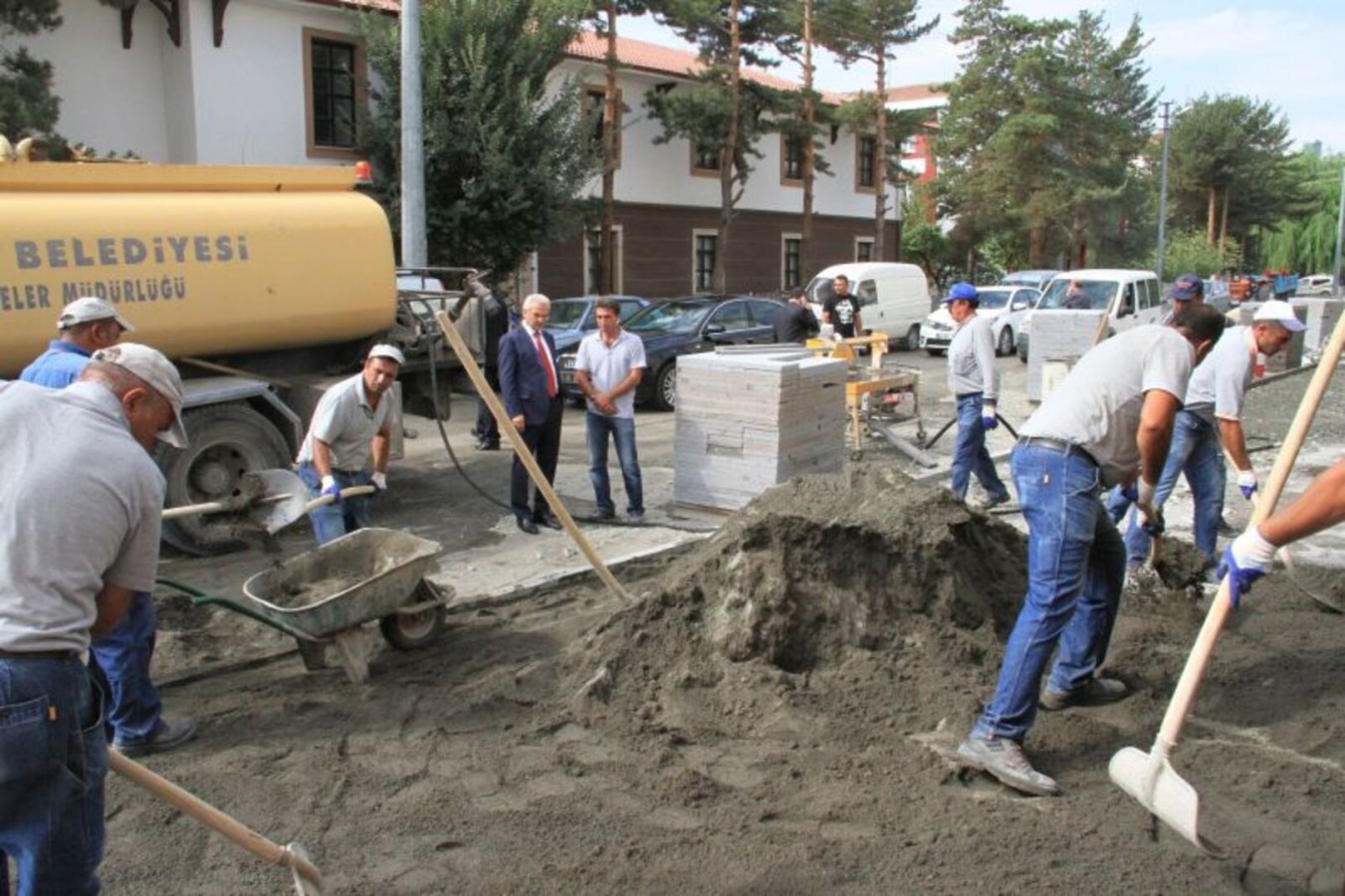 BELEDİYE 19 NOKTADA AYNI ANDA ÇALIŞMA YÜRÜTÜYOR