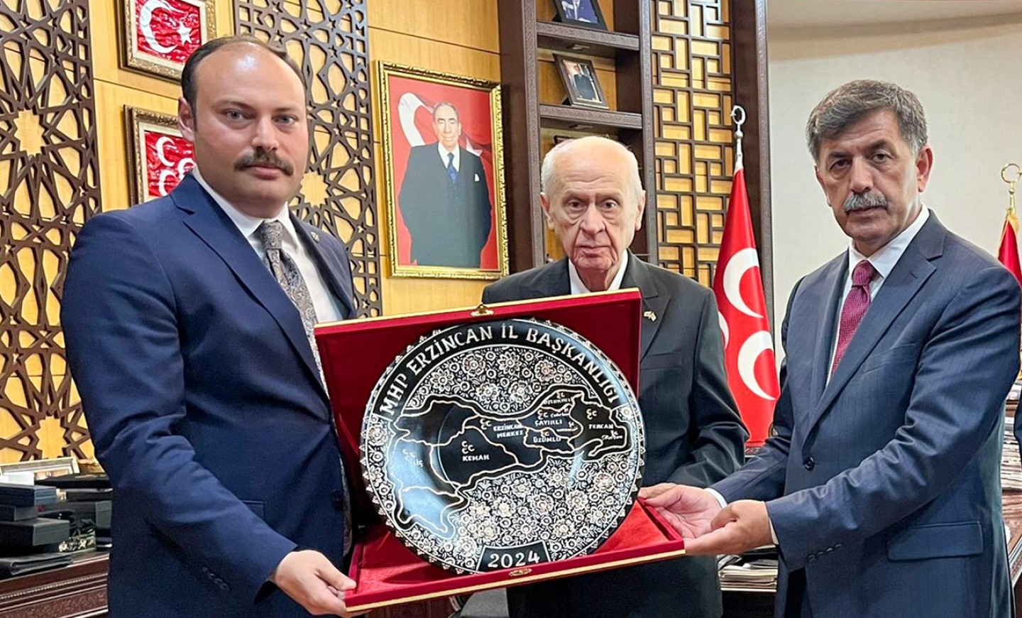 Belediye Başkanımız Sayın Bekir Aksun, Milliyetçi Hareket Partisi Genel Başkanı Sayın Devlet Bahçeli’yi makamında ziyaret etti.