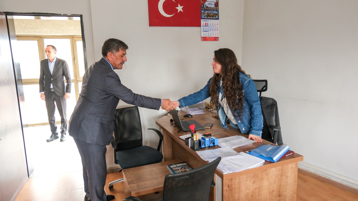 Belediye Başkanımız Bekir Aksun, belediyemiz çalışanlarını ziyaret ederek bayramlarını kutladı.