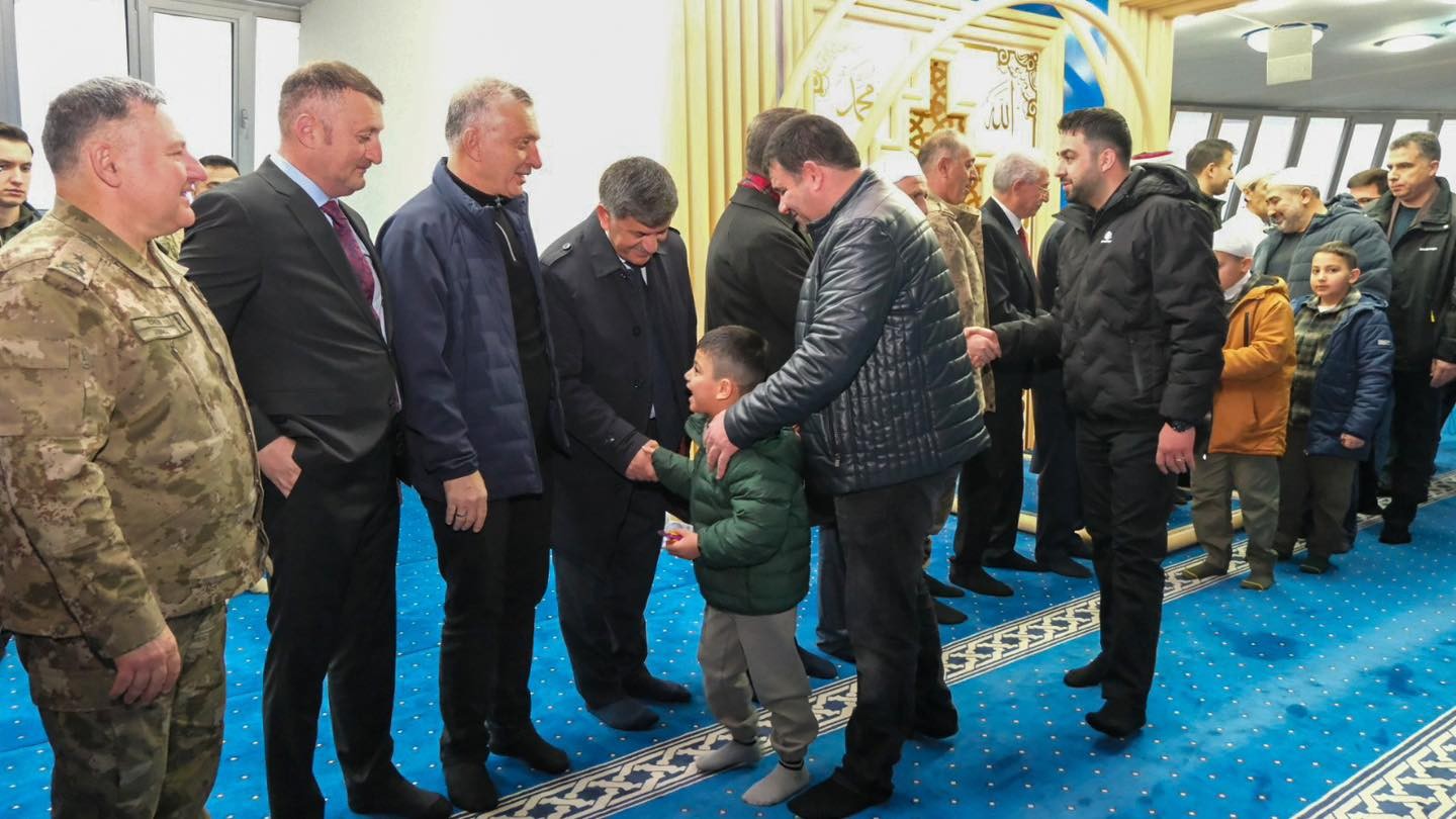 Belediye Başkanımız Bekir Aksun, Terzibaba Camii’nde Bayram Namazı’nı eda etti ve Bayramlaşma Programında vatandaşlarımızın bayramlarını kutladı.