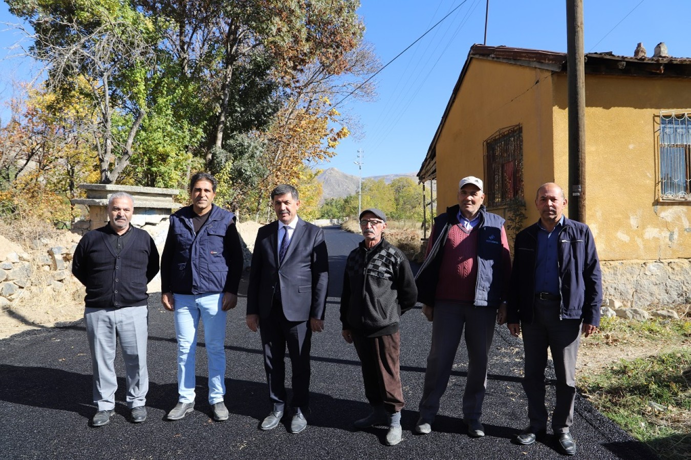 Belediye Başkanımız Sayın Bekir Aksun asfalt serim çalışmalarını yerinde inceliyor