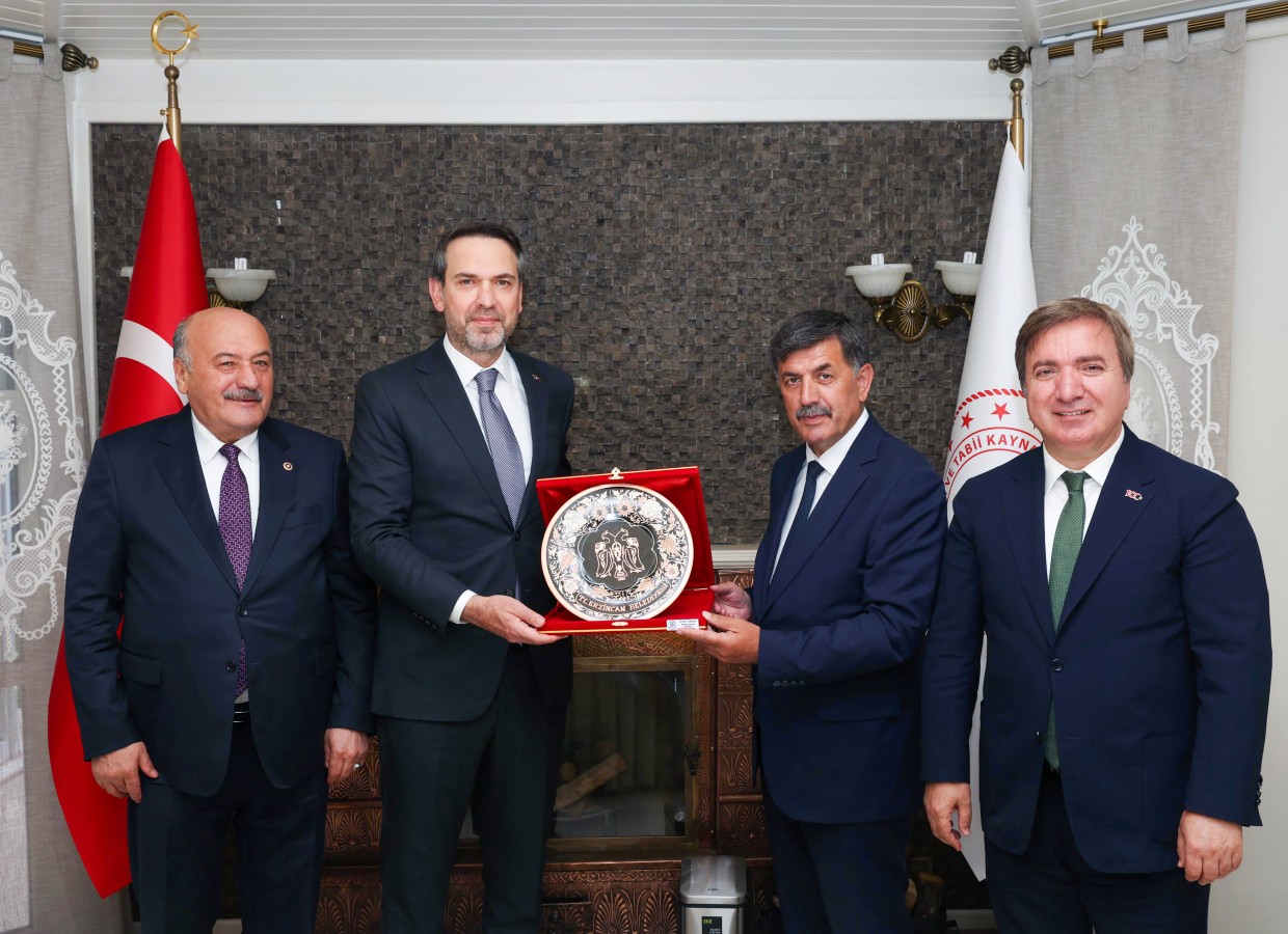 Belediye Başkanımız Sayın Bekir Aksun, Enerji ve Tabii Kaynaklar Bakanı Sayın Alparslan Bayraktar’ı ziyaret etti.