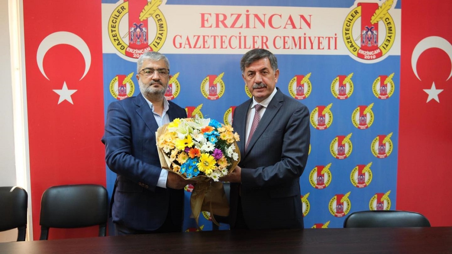 Belediye Başkanımız Sayın Bekir Aksun Erzincan Gazeteciler Cemiyeti’ne ziyarette bulundu.