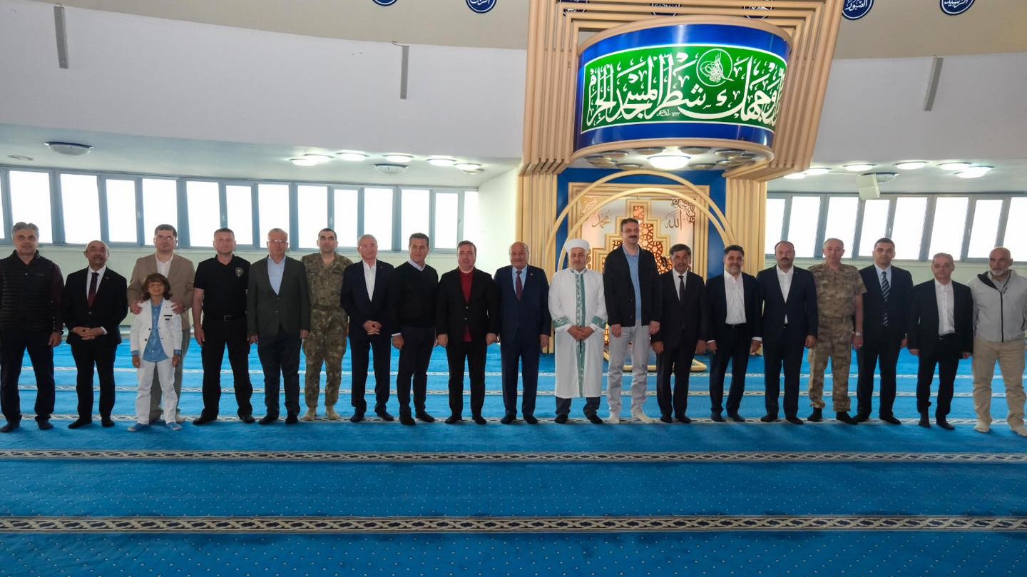 Belediye Başkanımız Sayın Bekir Aksun, Kurban Bayramı münasebetiyle Terzibaba Camii’nde bayramlaşma programında vatandaşlarımızın bayramlarını kutladı.