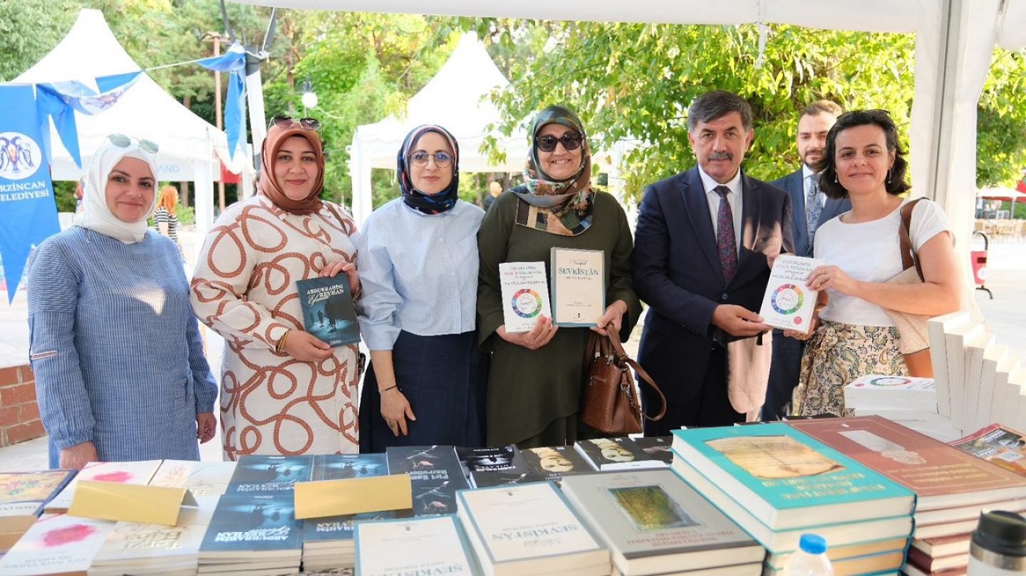 Belediye Başkanımız Sn. Bekir Aksun, Erzincan Kitap Fuarı stantlarını ziyaret etti.