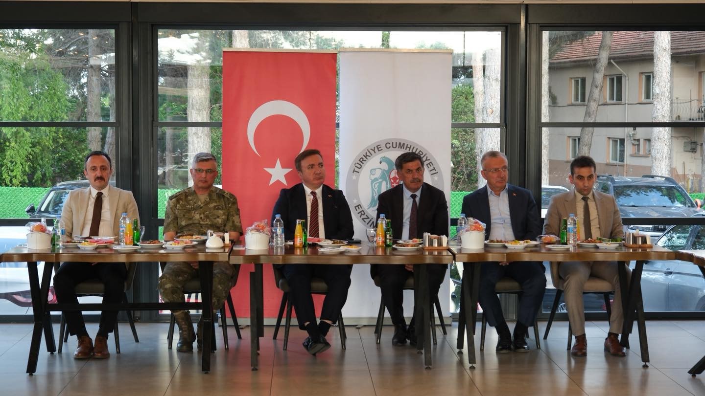 Belediye Başkanımız Sn. Bekir Aksun, ilimizden ayrılacak olan mülki idare amirleri için düzenlenen veda programına katıldı.