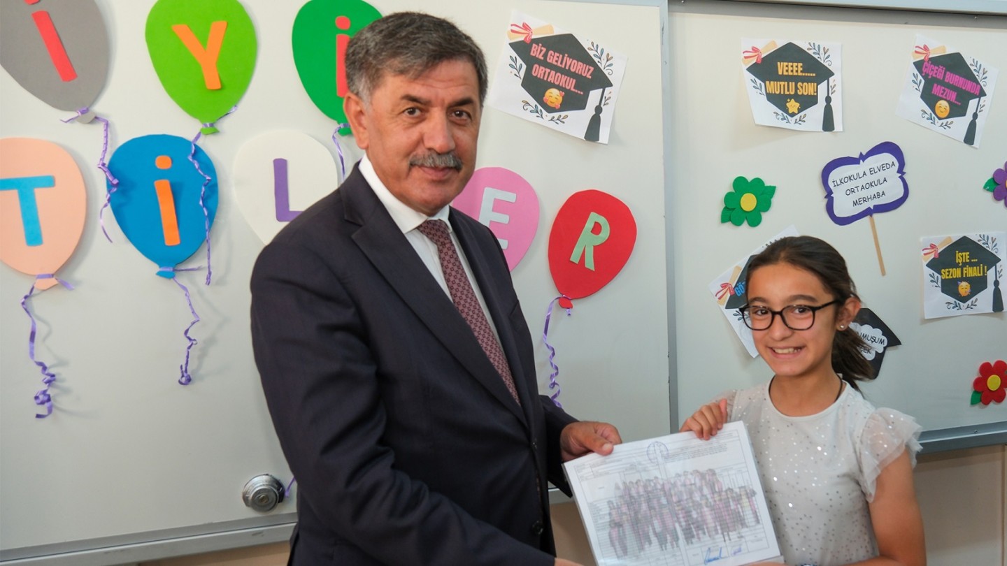 Belediye Başkanımız Sn. Bekir Aksun Karne Dağıtım Töreni’ne katıldı.
