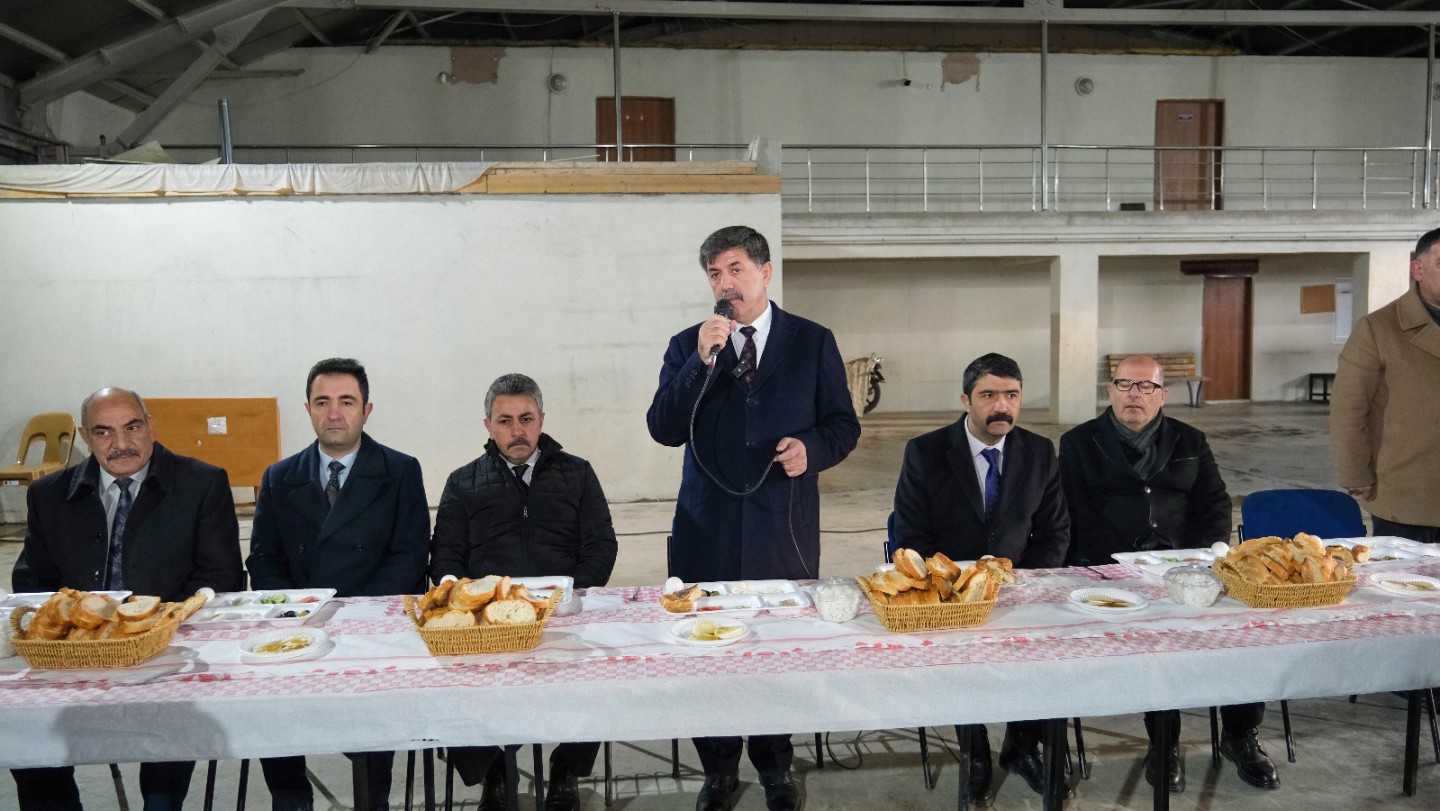 Belediye Başkanımız Sn. Bekir Aksun, Su ve Kanalizasyon Müdürlüğü çalışanları ile bir araya geldi.