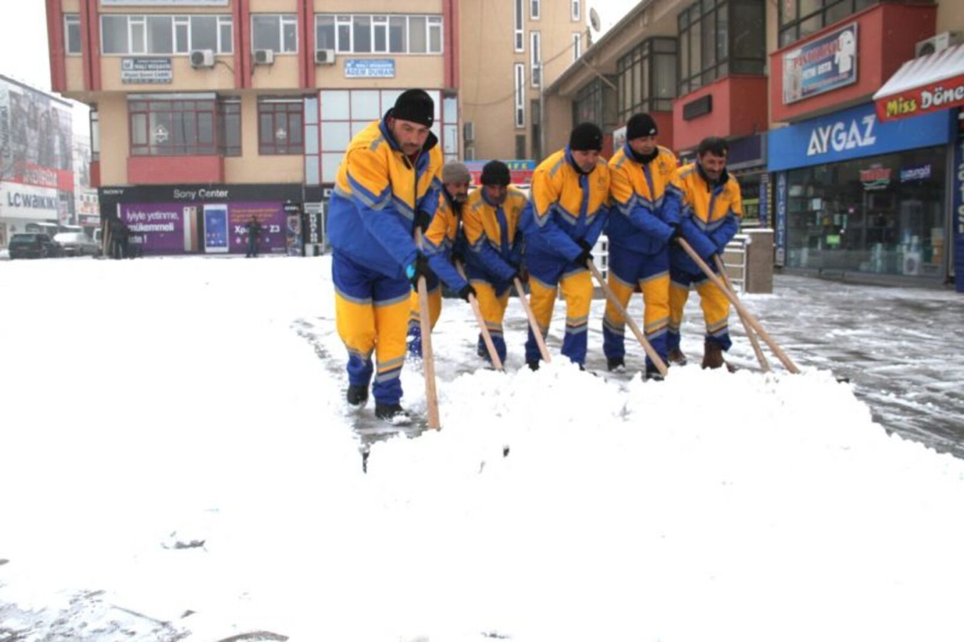 BELEDİYEDEN KAR YAĞIŞI SONRASI MÜDAHALE
