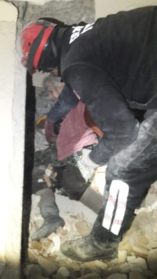 Belediyemiz Arama Kurtarma ekibi görev yerinde vatandaşlarımıza yardım eli uzatıyor.