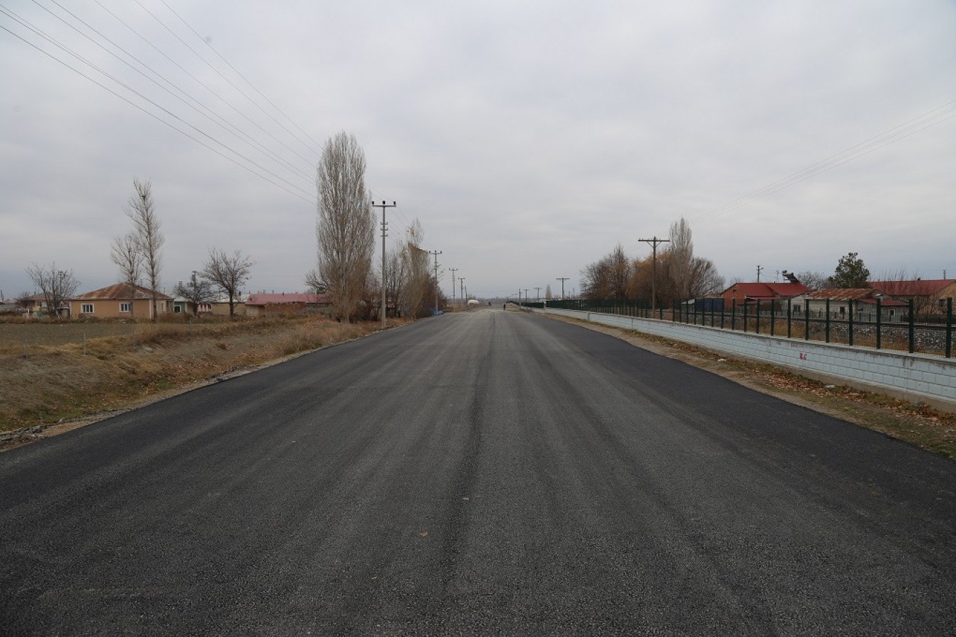 Belediyemiz Asfalt serim çalışmalarına kentin dört bir yanında devam ediyor.